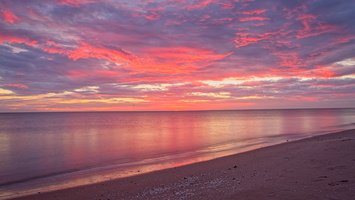 Dawn’s Embrace: A Beachside Photowalk in Valencia